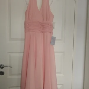 Fin klänning  - Halterneck rosa klänning, helt ny, fel storlek för mig, tyvärr