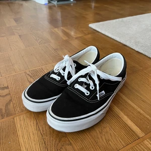 Vans Sneakers Svart - In princip ett helt nytt par Vans, köpta 2021 och använda ca 2-3 gånger. Orginalpris: ca 500 kr. Storlek: 38 