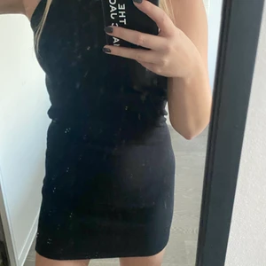 Figursydda klänningar från na-kd - Två stycken helt oanvända, figursydda klänningar i ribbat material. Säljer pga att de aldrig kommit till användning. Lappen sitter kvar på den vita dock ej den svarta men båda är endast provade❤️‍🔥 pris 80kr vid köp av en och vid köp av båda 150kr