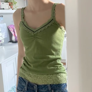 Grönt linne xs - Så himla gulligt grönt linne köpt på sellpy! På lappen står det ”Cordon Jeans”. Storlek XS, lite stor så hade nog även passar en S. (frakt 24 kr)