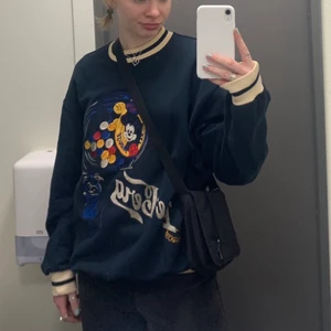 Så ball tröja - Säljer denna ascoola tröja använd 1 (!) gång, unik med Musse pigg-tryck. För referens är jag storlek S. Skriv vid frågor eller för fler bilder 🤍