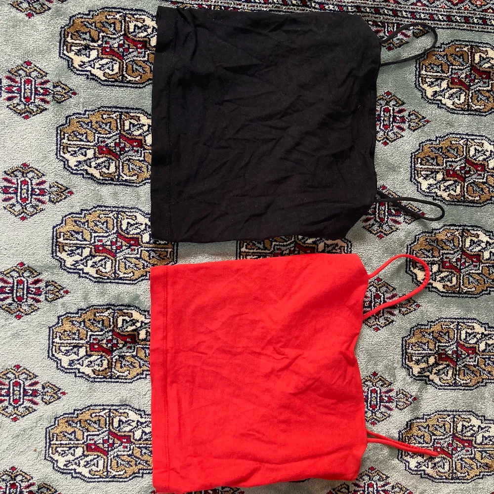 Säljer två Gina tricot linnen. Ett rött och ett svart, båda i väldigt bra skick. Dom är i storleken xs. Nypris 99 kr för en. Jag säljer en för 50 eller båda för 80.         Köparen står för frakt! . Toppar.