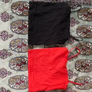Säljer två Gina tricot linnen. Ett rött och ett svart, båda i väldigt bra skick. Dom är i storleken xs. Nypris 99 kr för en. Jag säljer en för 50 eller båda för 80.         Köparen står för frakt! 