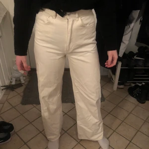 Vita jeans - Säljer nu dessa snygga vita jeansen med högmidha i stretchigt material. I mycket fint skick och sparsamt använda. Skriv privat så kan jag skicka mer bilder💕💕Köp direkt för 300 eller buda från 200kr + frakt.💕💕