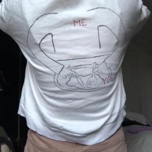 Vit tröja med tryck på baksidan  - Zara tröja omgjord med tryck på baksidan! Frakt: 62 kr