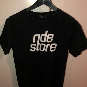 Ridesrore T- shirt - Aldrig använd så den är i nyskick! Stor i storleken så passar M 