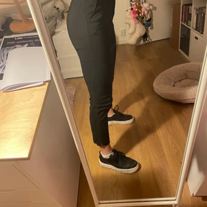 Svarta Kostymbyxor  - Från HM använda några gånger storlek 32. Jag är 164 cm lång 