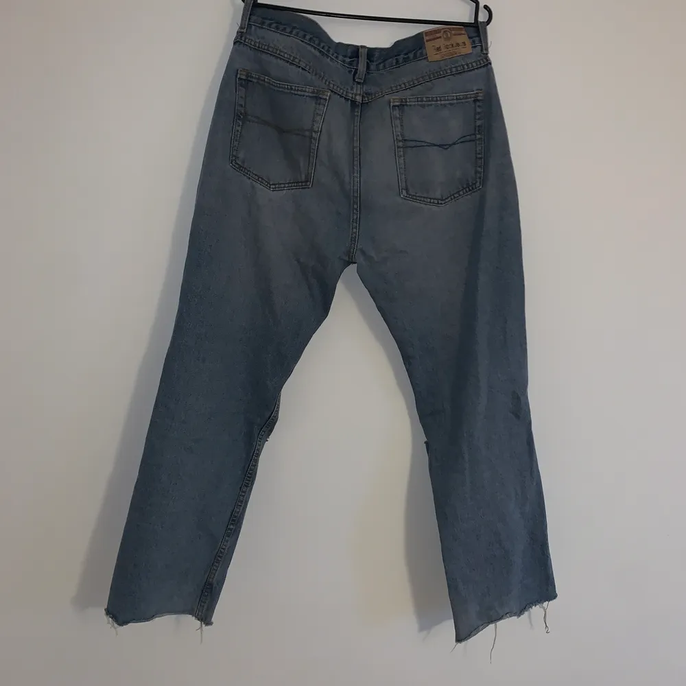 Feta jeans me lite baggy fit, 38 i waist men med bälte kan man ha dom även om man har typ 30 i waist. Jeans & Byxor.