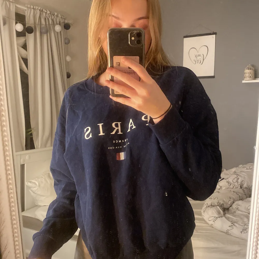 En mörkblå/marinblå sweatshirt från Gina, den sitter bra och är lite oversized. Ganska använd. . Tröjor & Koftor.