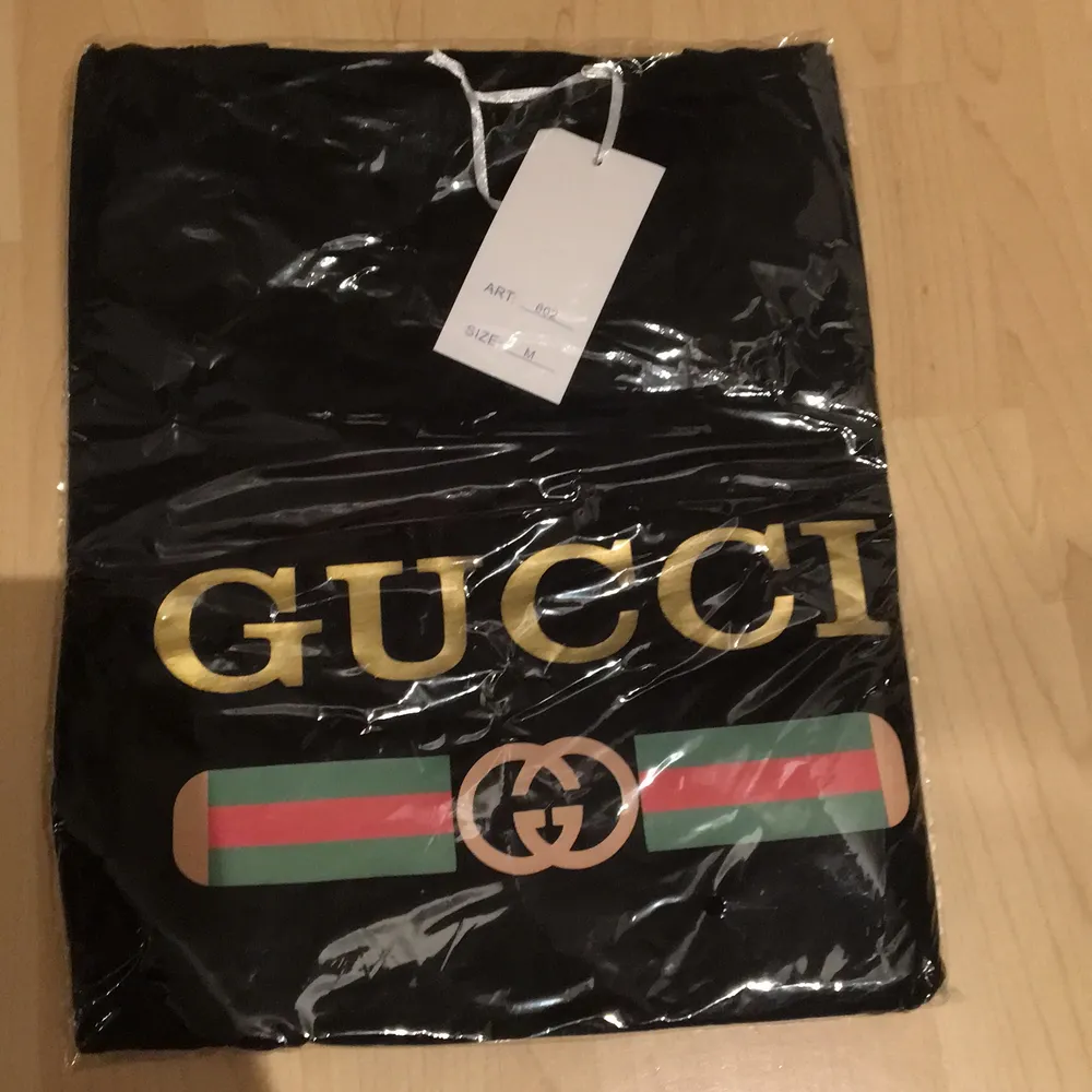 Svart fake Gucci t-shirt köpt i Italien. Original pris 400kr Aldrig använd fortfarande i plasten den köptes i. Köpare står för frakt . T-shirts.