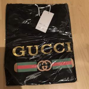 Svart fake Gucci t-shirt köpt i Italien. Original pris 400kr Aldrig använd fortfarande i plasten den köptes i. Köpare står för frakt 