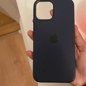iPhone skal - Säljer nu mitt mobilskal till IPhone 12 Pro Max som är i mycket gott skick. Har använt den i ca. 7 månader så finns inga skador💙 Nypris: 595 kr, mitt pris 250 kr. Priset kan däremot diskuteras vid intresse💓 (apples original skal)