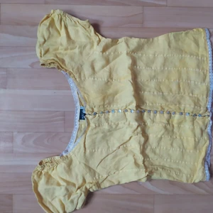 Vintage blus - I helt men använt skick, passar snarare strl M beroende på hur tajt en vill det ska sitta