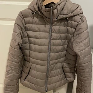 Zara jacka storlek M - Säljer min zara jacka då den är för liten. Har använt ex antal gånger.