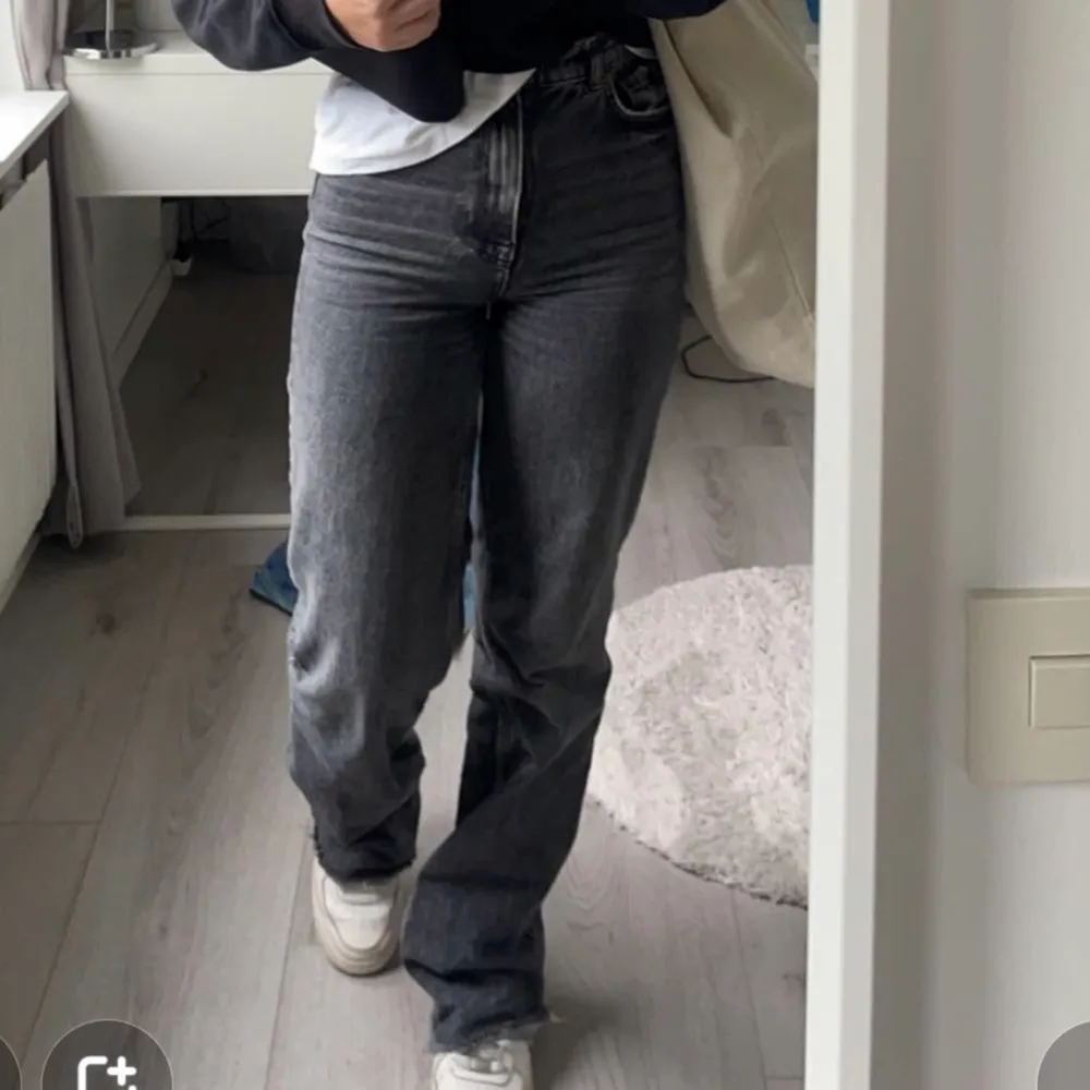 Säljer dessa gråa Zara jeans! Första bilden är lånad men det är samma byxor som på första bilden för jag köpte byxorna av tjejen som tog bilden här på Plick. 🥰 säljer då de inte passar så bra längre och de kommer inte till användning! Ett plus är att de är väldigt långa i benen, lite för långa på mig som är 165! . Jeans & Byxor.