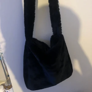 Fluffig svart väska  - Fluffig svart väska, rymmer mycket. Den har inga defekter alls då jag endast använt den fåtal gånger 😊