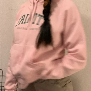 Hoodie  - Säljer denna rosa Trinity College hoodie. Står stolek M/L men passar som xs 