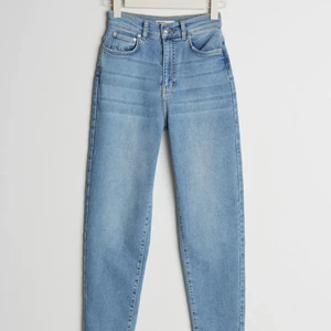 COMFY MOM JEANS  - FRÅN GINA TRICOT! De är i nytt skick, storlek 36. Nypris på dessa jeans var 499kr