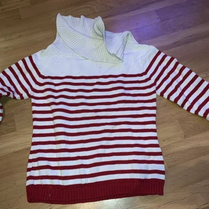 Stickad tröja i storlek L - Har stor utrednsning av kläder i samband med flytt! Har mest hängt i garderoben. Har katt :)