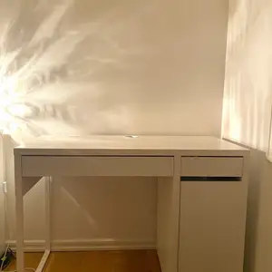 säljer mitt otroligt omtyckta sminkbord ifrån IKEA då jag fått en ny! Denna är i mycket bra skick och har inte en ända skråma, den är mycket rymlig och man får plats med super mycket i lådorna då de är stora och höga❣️❣️ 