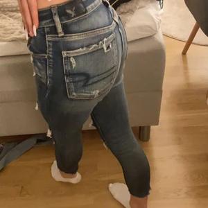 SLITNA JEANS - Stretchiga American Eagle jeans i fint skick, frakt tillkommer och betalning sker via Swish! 🤍