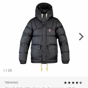 Fjällräven jacka - Intresse koll på min svarta fjällräven jacka som är storlek XS men passar mig som brukar ha både XS och S, det är jag på 2&3 bilden och jag är 155cm , jag säljer jackan då jag vill köpa en annan färg och model! Köpte den förra vintern så den är super bra skick och bara använd förra året. Kom med förslag på egna bud , budet startar på 3500kr 💕 hör av er vid intresse och andra frågor.
