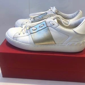 Valentino skor strl 37 - ÄKTA. Valentino skor i nyskick, lite slitage på insidan av skon men inget som syns utifrån och lite utifrån men inget märkbart, nypris 5500. Kartong dustbag skosnören & lappar ifrån mytheresea ingår. 1900kr plus frakt. Guldiga & vita.  