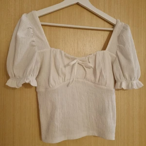 Vit topp stl s - Vit topp från gina tricot, srl s. Endast använd en gång. 