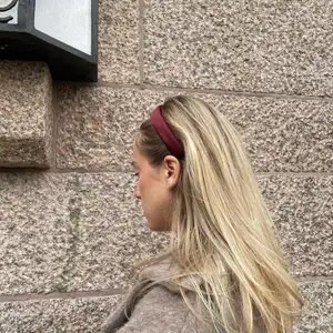 Diadem i förgen STOCKHOLM. En såå fin röd färg i siden som passar perfekt till jul🎅🏼 Kostar 139kr + 13kr frakt❤️‍🩹
