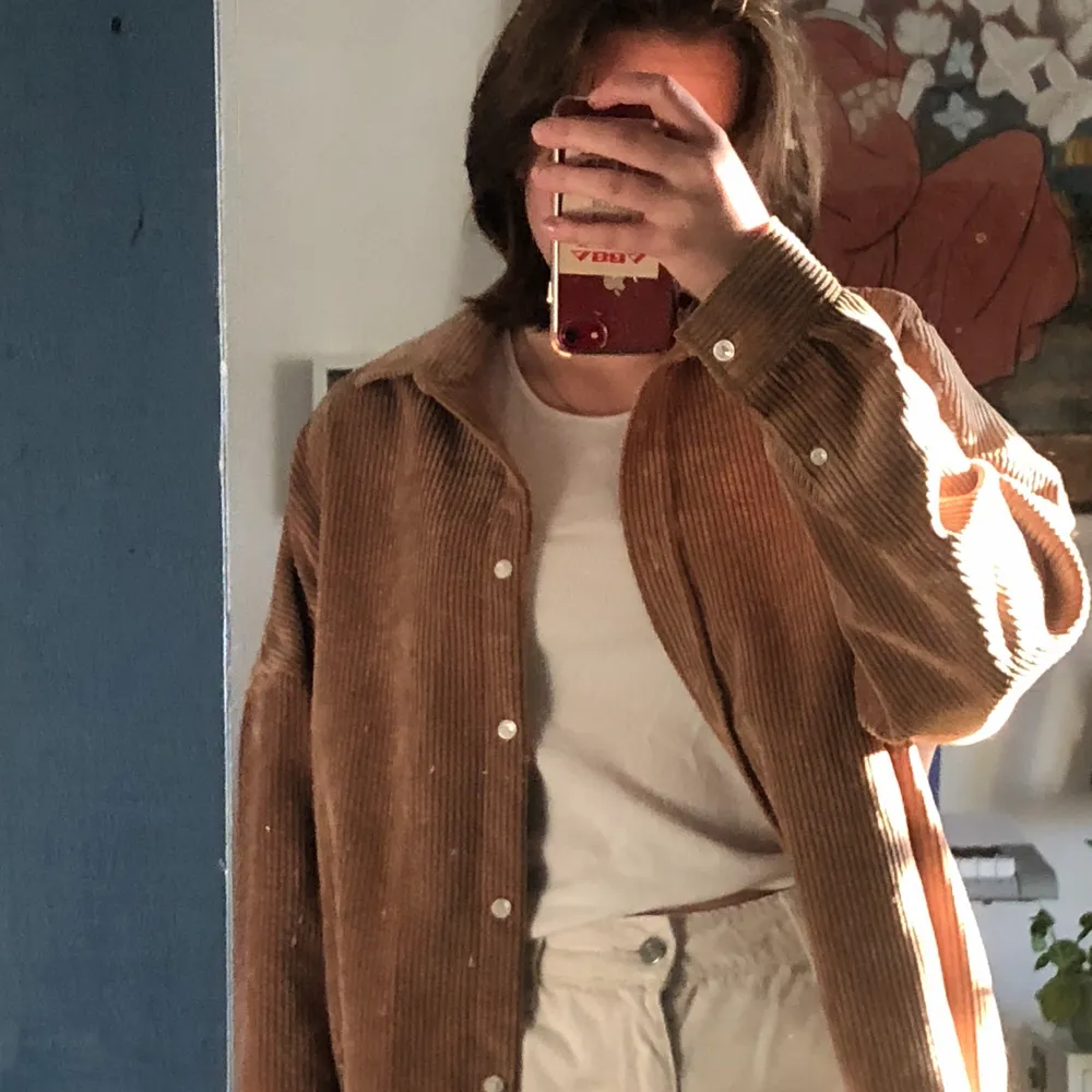 En oversized brun manchesterskjorta från Asos, helt i nyskick ! säljs pga att jag inte använder den längre, köparen står för frakt! Så här stor är den på mig och jag är 170 . Jackor.