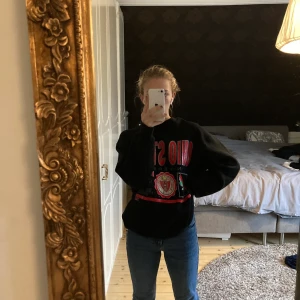 vintage svart och röd sweatshirt  - säljer en svart och röd sweatshirt vintage❤️❤️