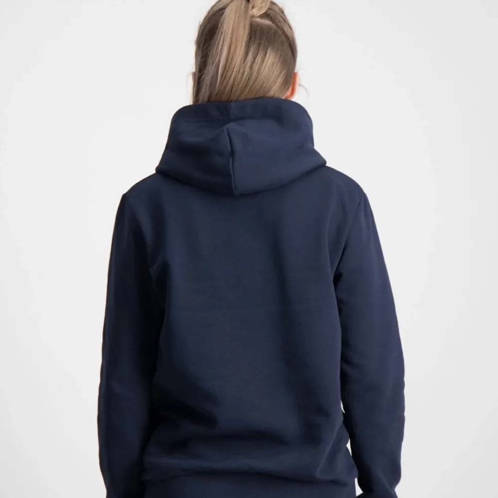 Mörkblå peak preformance hoodie! Orginalpris 649 kr och säljer för 400 kr ❤️‍🔥. Hoodies.