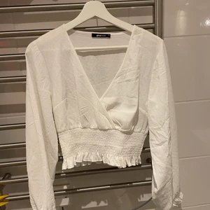 Vit blus - Superfin vit blus med lite puffiga ärmar och detaljer. Oanvänd från Gina trixig med prislapp kvar!!