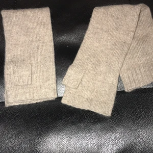 Vantar - Ett par torgvantar. Aldrig använda då det inte riktigt är min stil. Varma till vintern☺️