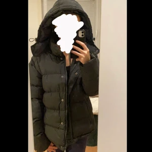 Urban classics  - En svart puffer jacka från Urban classics. Skön och håller en varm under vintern. Man får med ett par knappar som jag fick med jackan som man kan se på andra bilden. Skriv privat för bilder och frågor💕