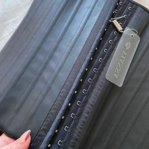 Yianna waist traininer st S  - Svart stadig Waist trainer i latex på utsidan. Jag köpte denna till en haloween kostym men tyvärr förliten, jag är storlek M i vanliga fall och den här passa inte alls mig därför är den aldrig använd! Köpte en likadan fast i storlek M och glömde skicka tillbaka denna, så den i M är super skön och sitter som en smäck. ⛔️varning⛔️ denna produkt är inte gjord för daglig användning det kan vara skadligt för dig och dina organ, använd för kostym eller enstaka tillfällen. 
