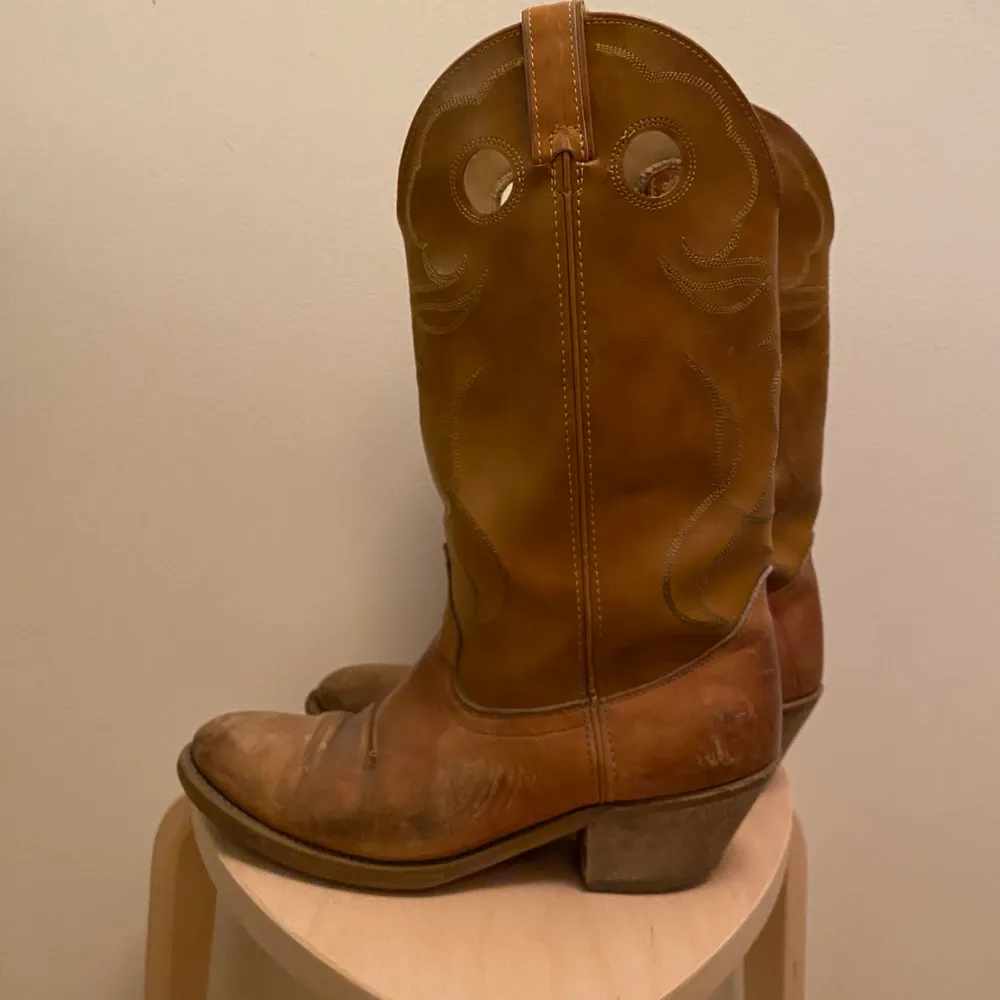 Snygga cowboy boots. Köpta på Broadway & sons i Göteborg för 900kr nu i höstas, använda sparsamt sen dess. Väldigt bekväma och ordentliga! . Skor.