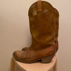 Snygga cowboy boots. Köpta på Broadway & sons i Göteborg för 900kr nu i höstas, använda sparsamt sen dess. Väldigt bekväma och ordentliga! 