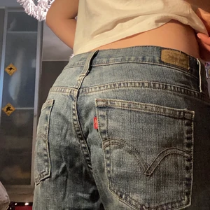 Vintage Levis bootcut - Sjukt snygga vintage bootcut jeans från Levis!! Köpta secondhand, hittar ingen storlek men skulle säga 36-38🥰🥰 har själv oftast 34-36