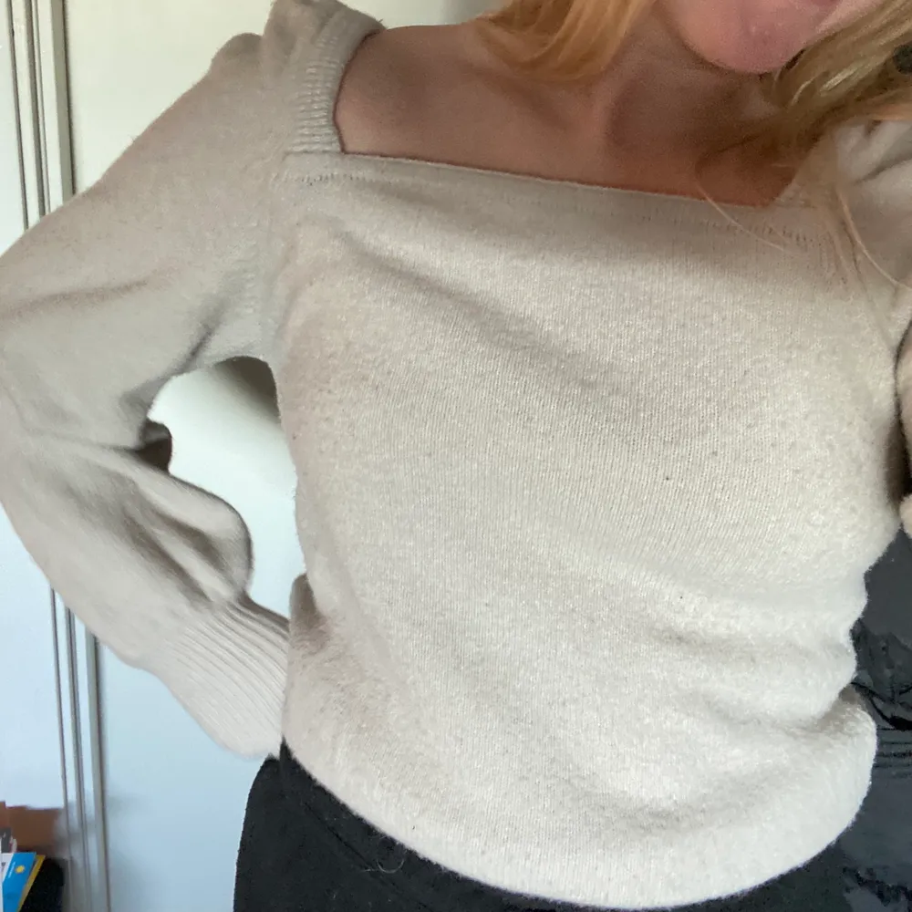 Jättefin beige tröja från H&m med en fyrkantig hals. Endast använd ett fåtal gånger så i bra skick. Storlek L, passar en M-L.. Tröjor & Koftor.