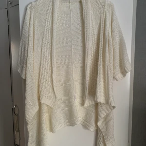 Kofta  - En stickan vaniljcrème färgad kofta. Vet dock inte vad det är för storlek då jag har klippt bort lappen som va ivägen. Men som sagt jag är en s/m å den sitter bra på mig.