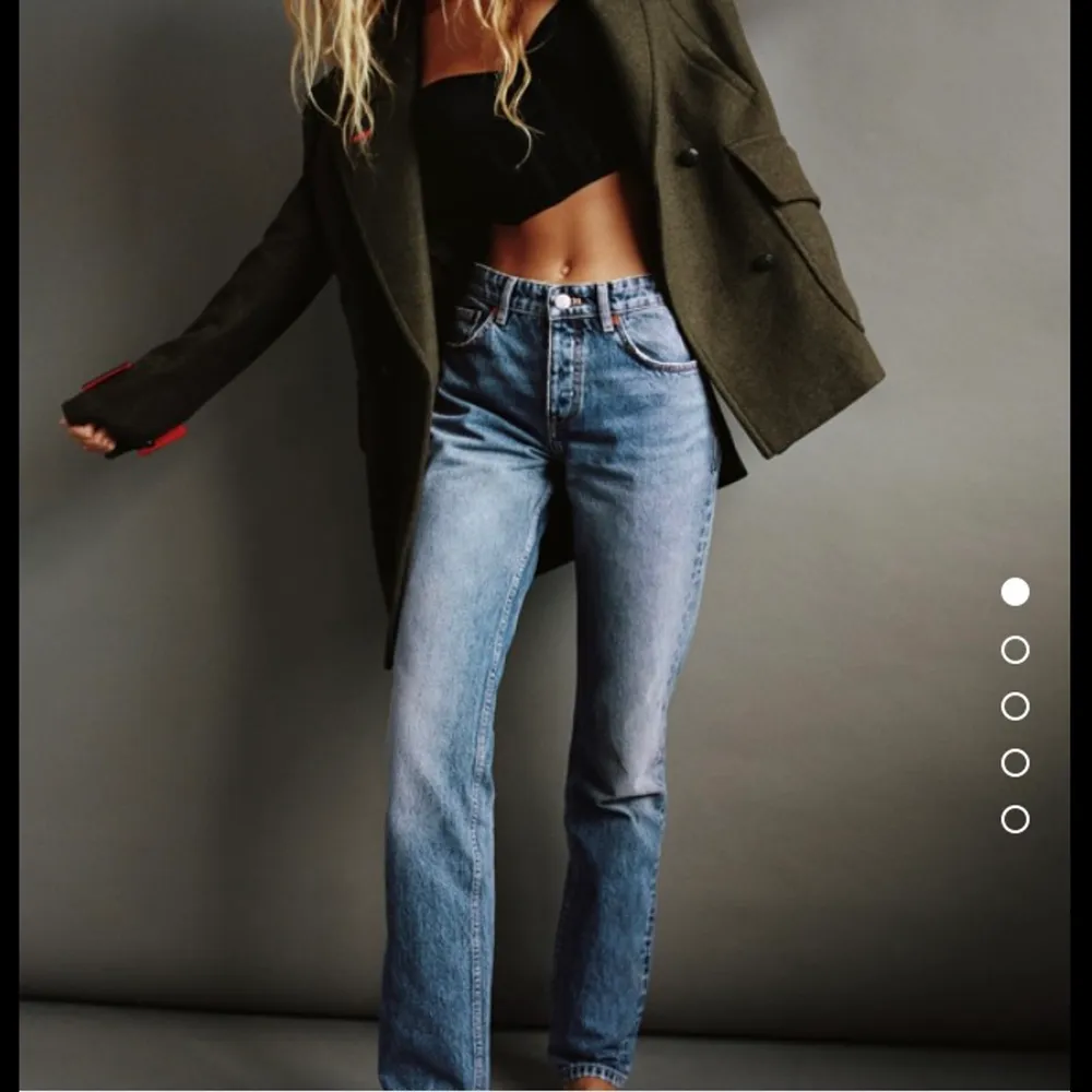 Lågmidjade/midwaist jeans från Zara i storlek 40. Helt nya. Jeans & Byxor.