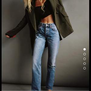 Lågmidjade/midwaist jeans från Zara i storlek 40. Helt nya