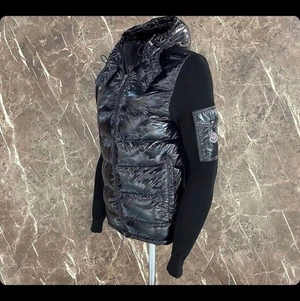 Moncler jacka  - 2200kr priset är inte hugget i sten