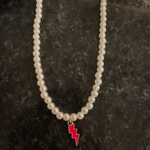 Pärlhalsband med röd blixt ❤️ - Egengjort pärlhalsband med en röd blixtberlock❤️ 24kr för frakten 🤍