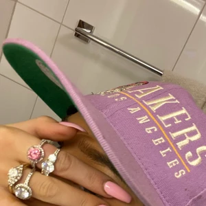 LA Lakers Keps - Ljuslila/pastellfärgad LA Lakers Keps med mörkgrön innersida. Använd fåtal gånger så fräsch 💯