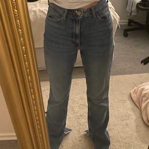 Jeans med slits från zara, uppsydda en liten bit för att passa mig som är 166cm ca men kan enkelt tas bort, fint skick!! ⚡️