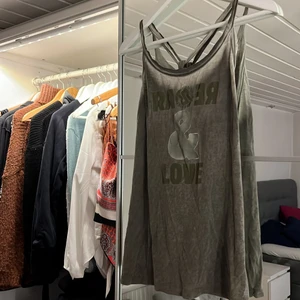 Söt sommar topp - Super fin topp! Öppen i ryggen! Nypris 1000