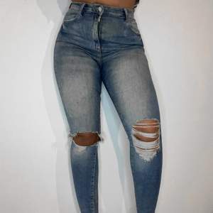 Rivna och smått flammiga jeans från Gina Tricot. Jeansen är väldigt stretchiga så de formar sig fint efter kroppen. Jag är 163 lång och har 74 i midjemått. 🥰👖