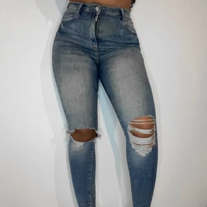 Ripped Jeans (36), 95SEK - Rivna och smått flammiga jeans från Gina Tricot. Jeansen är väldigt stretchiga så de formar sig fint efter kroppen. Jag är 163 lång och har 74 i midjemått. 🥰👖